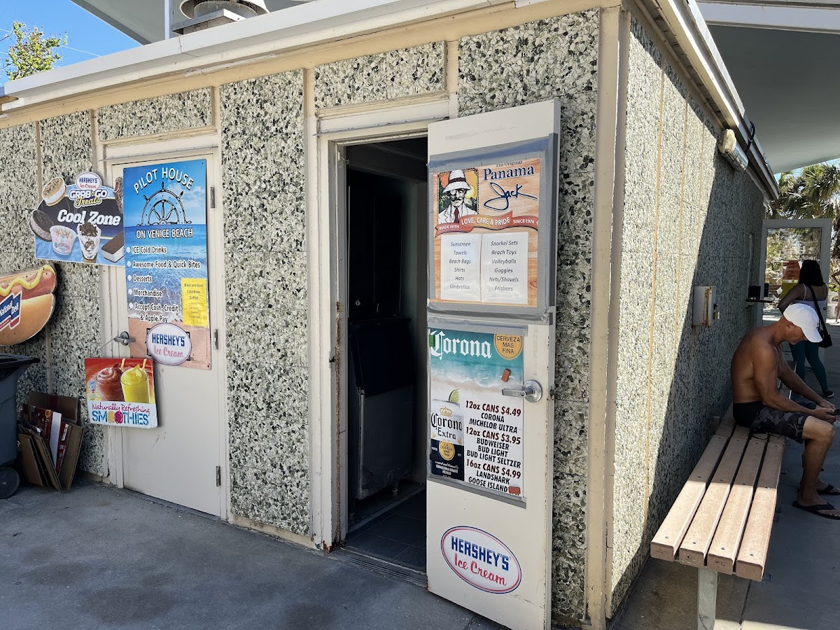 Banner Pilot House On Venice Beach 01